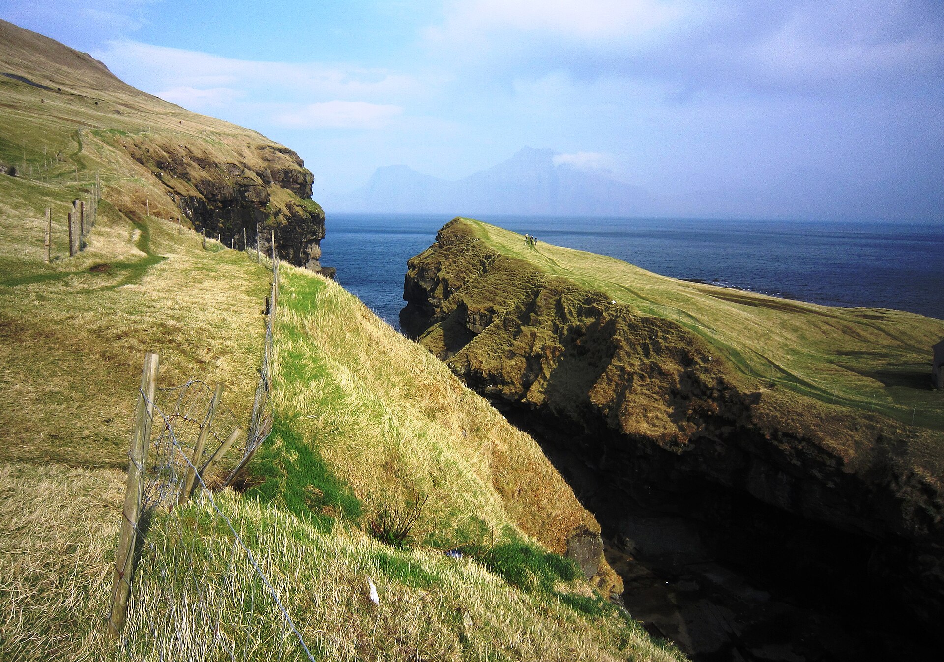 Färöer: felsige Schlucht von Gjógv mit Blick zum Meer
