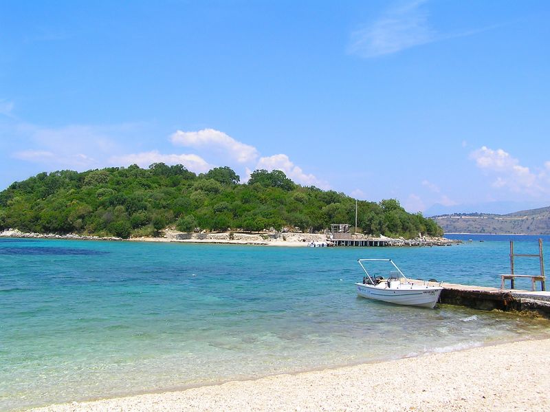 Strand und türkisfarbenes Meer bei Ksamil
