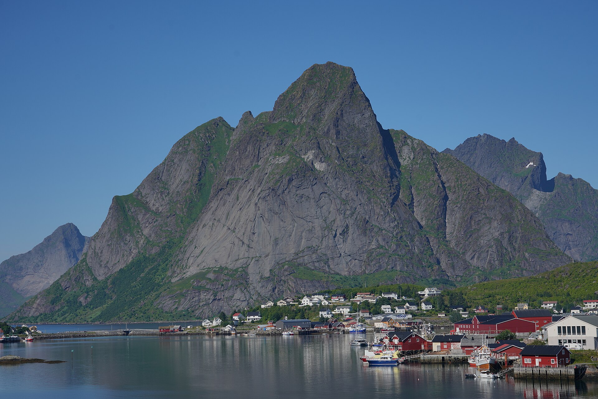 Hafen von Reine mit Häusern, Fjord und dem Berg Olstinden auf den Lofoten