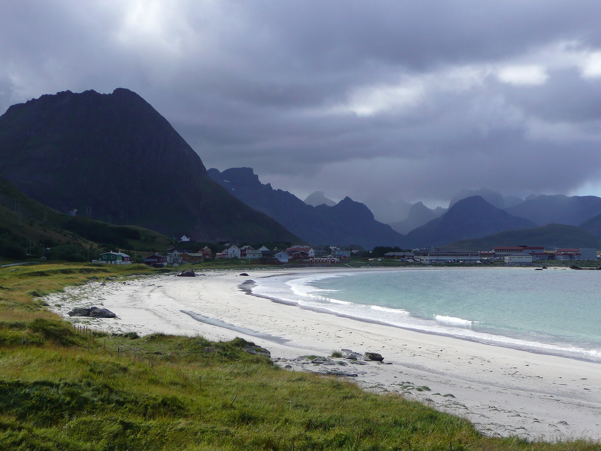 Ramberg Beach: heller Strand, Meer und Berge auf den Lofoten