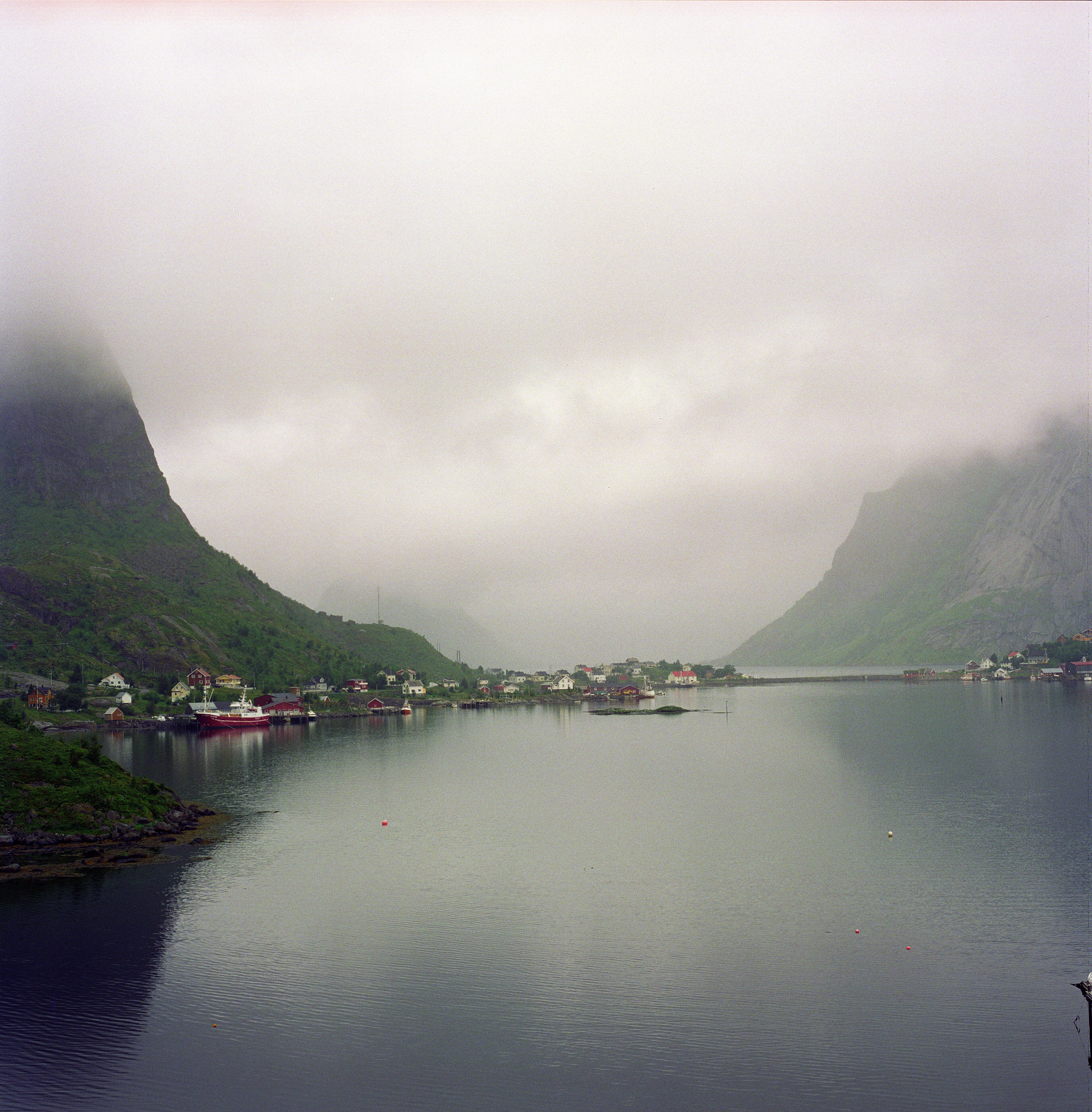 Reine auf den Lofoten: Hafen, Häuser, Meer und Berge
