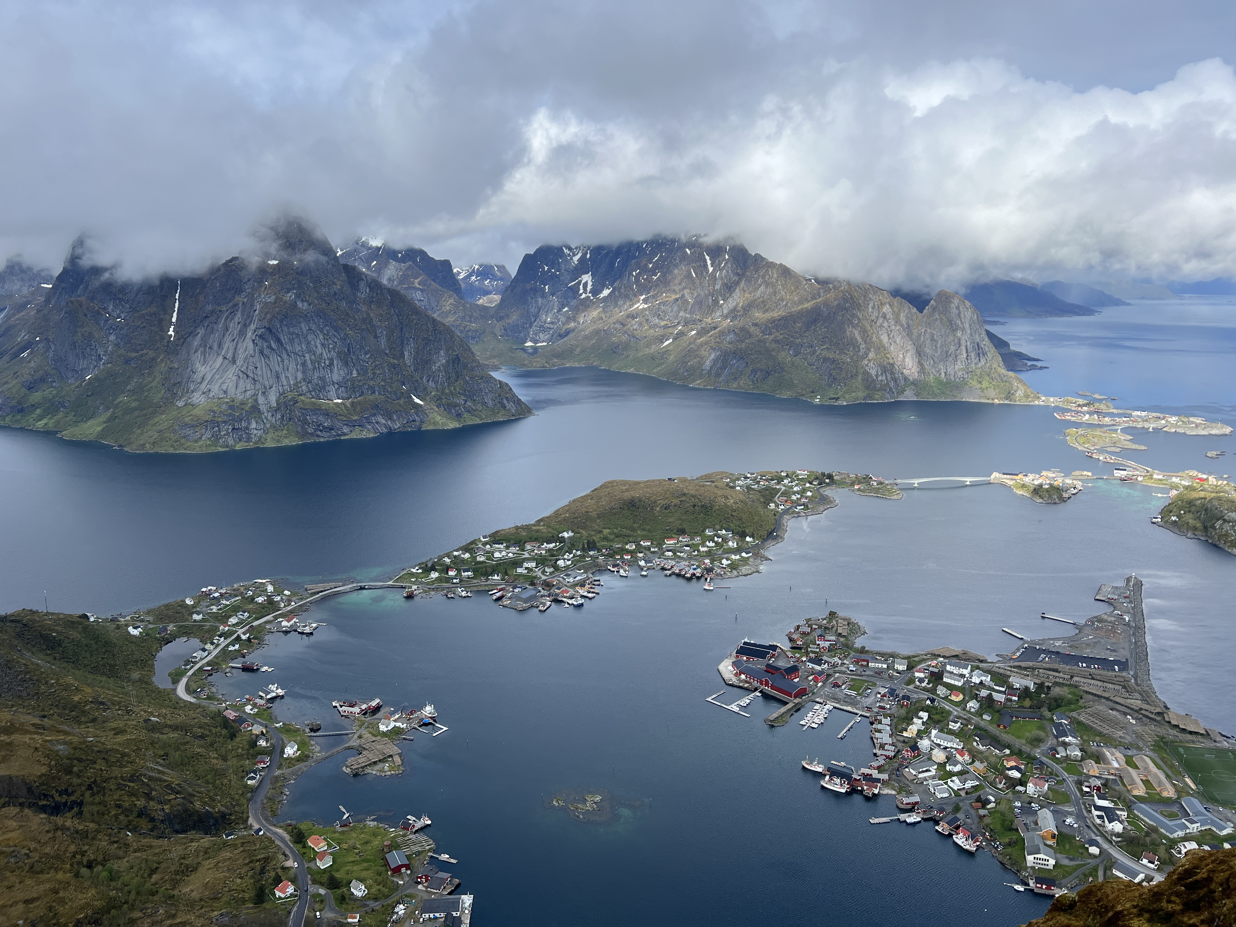 Reine und Fjordlandschaft auf den Lofoten