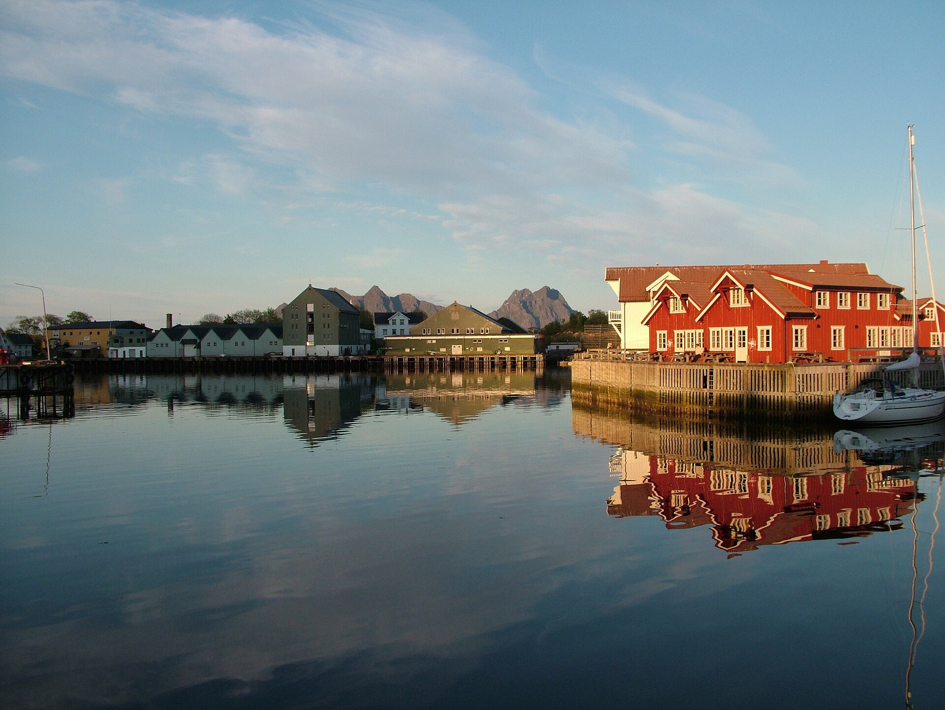 Hafen von Svolvær am Abend
