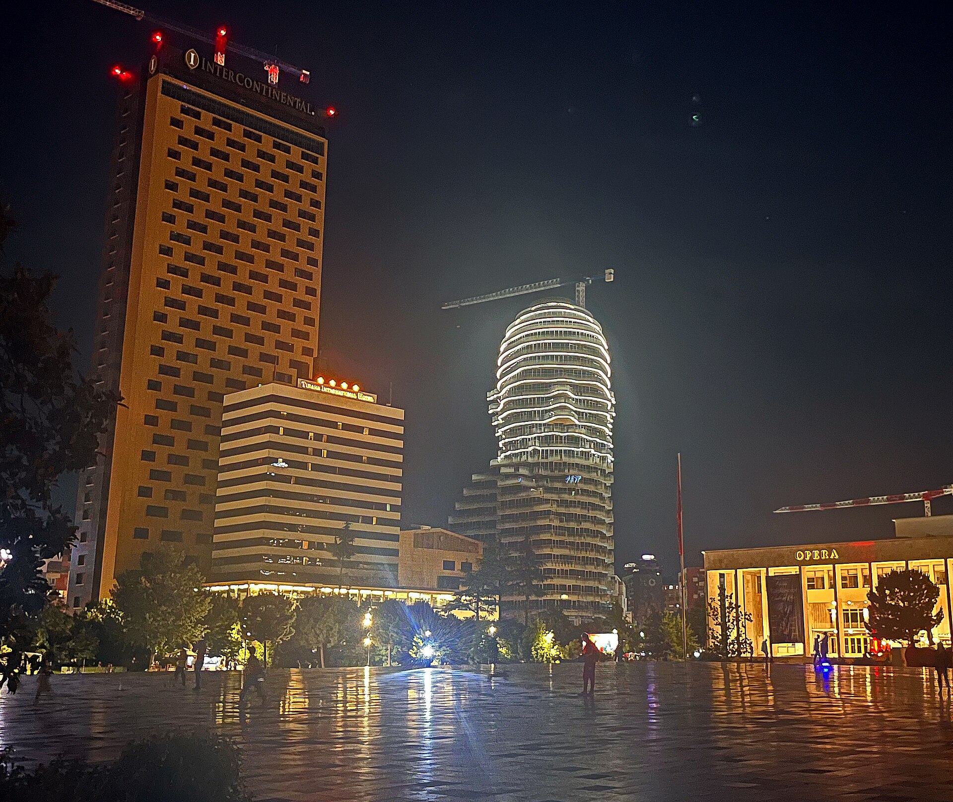 Skanderbeg-Platz in Tirana am Abend